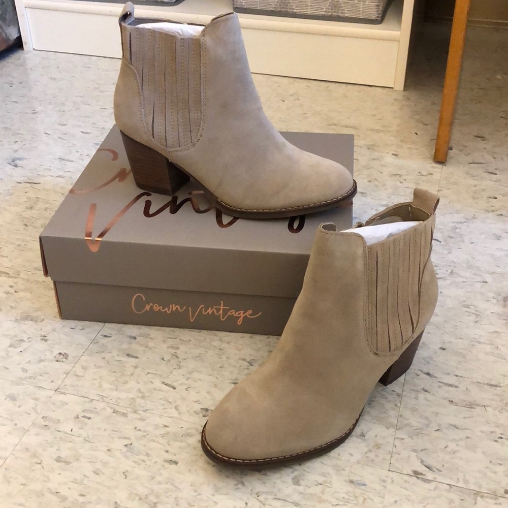 NEW IN BOX tan heeled booties size 7.5